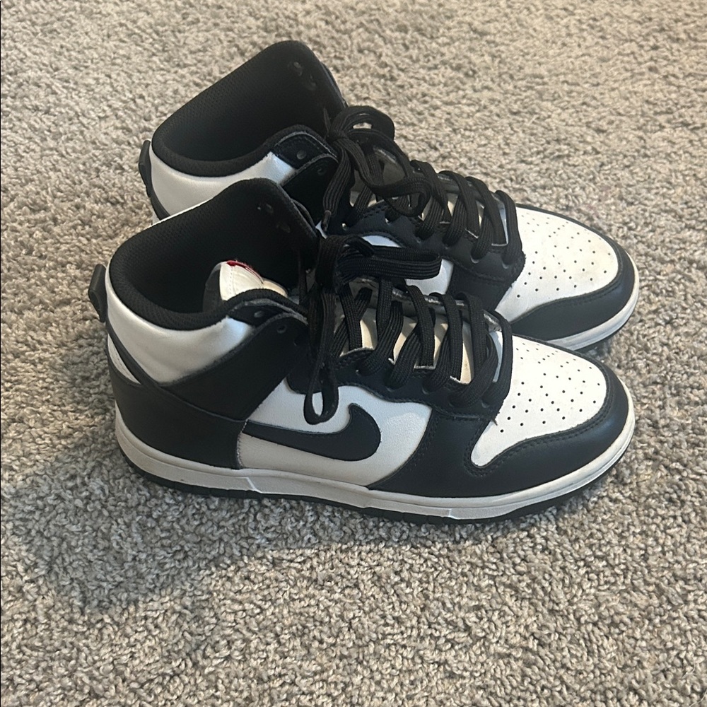 Nike Black and White Sneakers with Red Logo, Dunks, high top, size 7